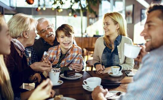 Rola kawiarni dla rodziców podczas urodzin dzieci w Fabryce Przygód