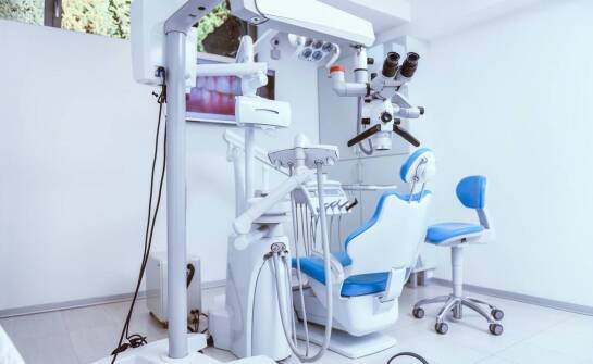 Jak dentysta w Ujściu diagnozuje stomatologiczne problemy za pomocą nowoczesnego sprzętu?