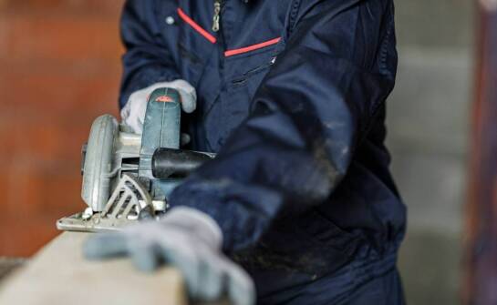 Zalety trudnopalnych spodni roboczych w przemyśle budowlanym