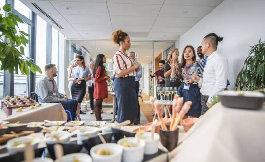 Jak catering dla firm może zwiększyć zaangażowanie u pracowników?