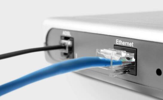 Jakie są zalety korzystania z oryginalnych kabli przy podłączaniu dekodera w UPC?