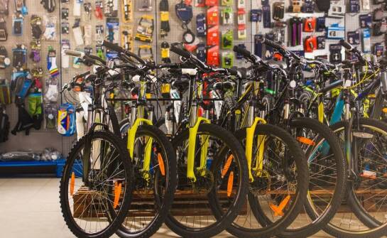 Jakie akcesoria do transportu rowerów zwiększają wygodę w podróży?