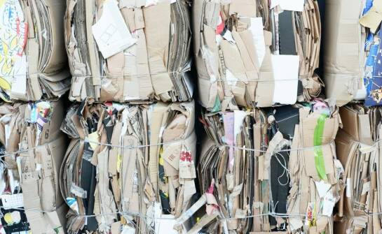 Znaczenie właściwego wyboru surowców do produkcji tanich fasonowych kartonów