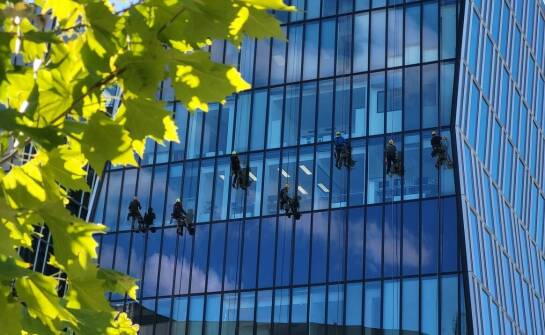 Jakie są najważniejsze aspekty mycia okien w komercyjnych budynkach?