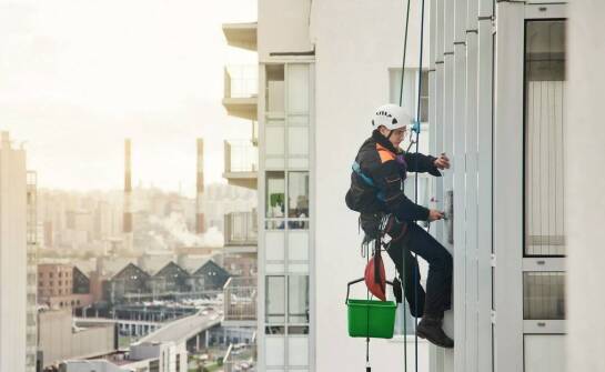 Bezpieczeństwo pracy z teleskopowymi kijami do mycia okien