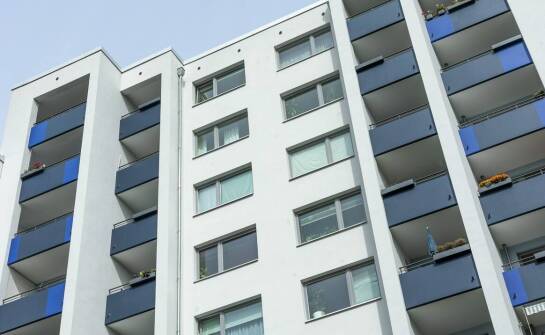 Czy komornik może sprzedać połowę mieszkania? Fakty i mity