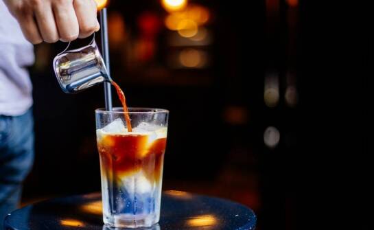 Jak komponować różne rodzaje kawy z karmelowym syropem?