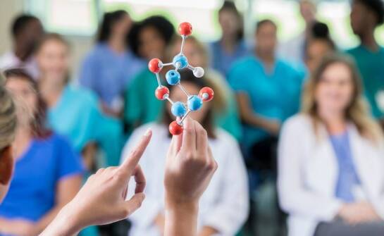 Kluczowe aspekty budowy aldehydów i ich znaczenie w przemyśle chemicznym.