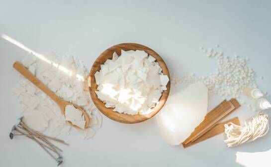 Naturalne emolienty w kosmetykach – jak działają na suchą skórę?