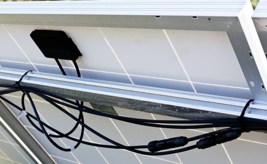 Jakie funkcje pełni 100-watowy panel solarny w systemach zdalnego monitorowania w gospodarstwie?