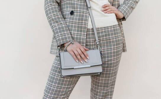 Kabaretki w stylizacjach biurowych - jak nosić je z klasą?