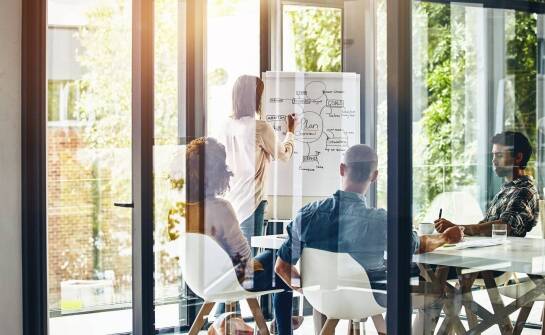 W jaki sposób rachunkowe biura monitorują zmiany w przepisach podatkowych?