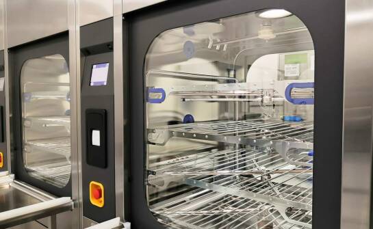 Jak ogranicza się dostęp do zawartości szklanych szaf medycznych?