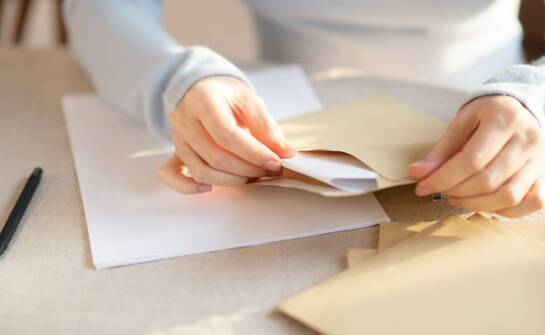 Znaczenie nietypowych kopert w budowaniu unikalnego wizerunku marki