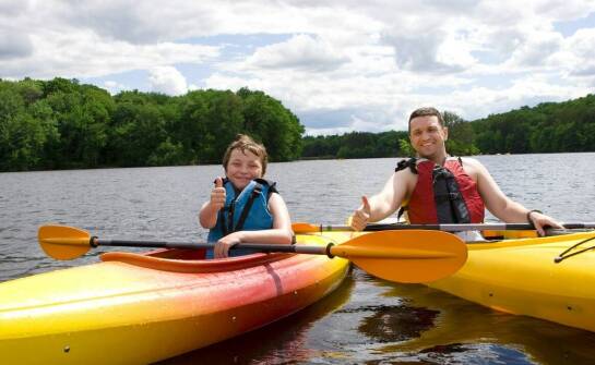 Wiosła i kamizelki – niezbędne elementy wyposażenia w wypożyczalni kajaków PAGAJOS