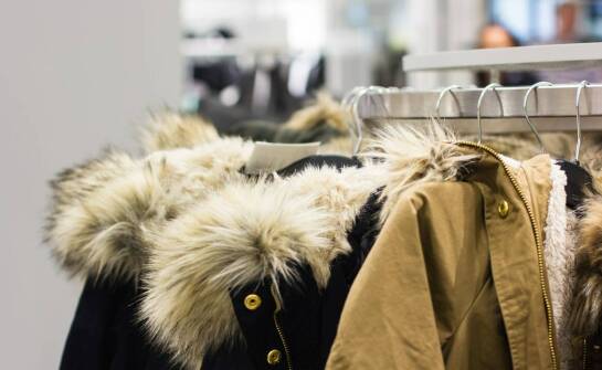 Nowoczesne damskie okrycia wierzchnie – co warto mieć w swojej szafie?