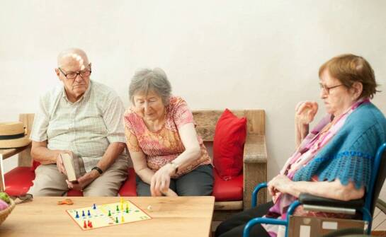 Jak dom opieki w Warszawie wspiera rozwój społecznych umiejętności seniorów?