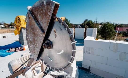 Jakie są korzyści z wyboru lokalnego zakładu kamieniarskiego w Białymstoku?