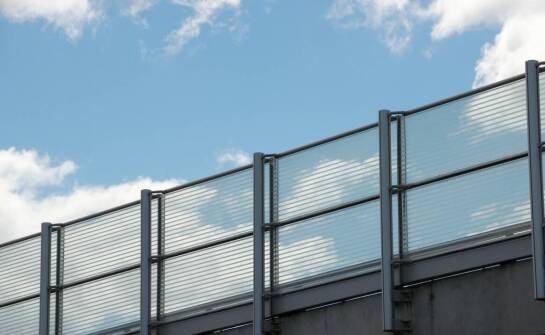 Jakie są najczęstsze błędy przy montażu zewnętrznych balustrad szklanych?