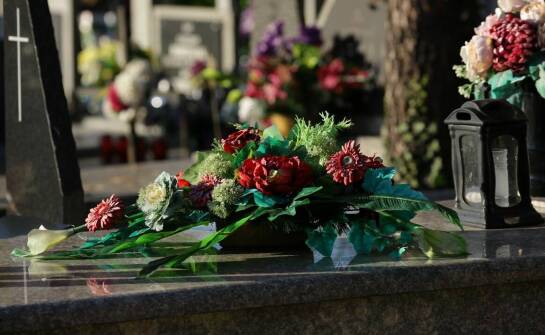 Poradnik wyboru pogrzebowych szarf: na co zwrócić uwagę?