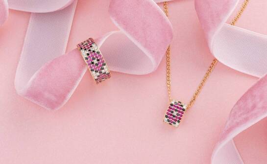 Jakie dodatki najlepiej komponują się z egipskim naszyjnikiem?