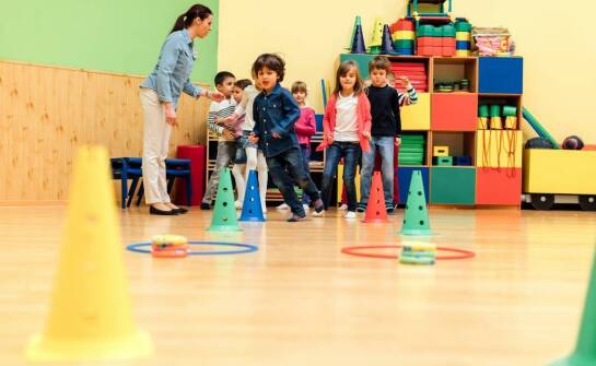 Jakie są główne zalety nauki angielskiego poprzez ruch i zabawę?