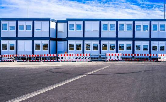 Przenośne toalety jako niezbędny element infrastruktury budowlanej