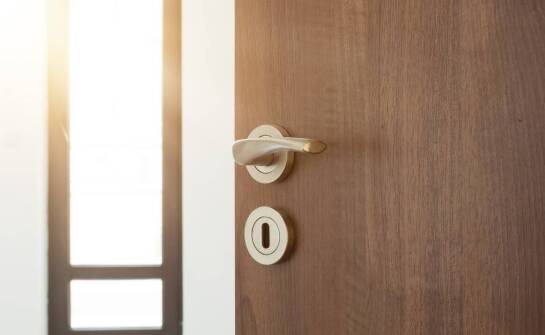 Drewniane drzwi czy PVC – które wybrać do jednorodzinnego domu?