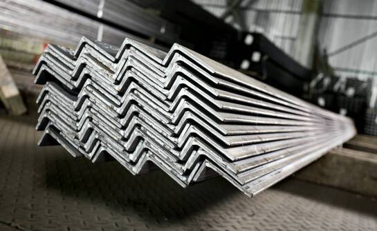 Jakie są najważniejsze cechy profili L do konstrukcji inżynieryjnych?