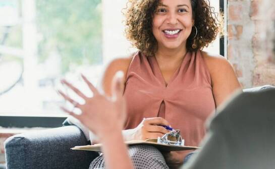 W jaki sposób Aldona Białowąs pomaga dorosłym w rozwiązywaniu interpersonalnych konfliktów?