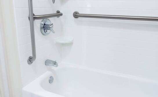 Drążki prysznicowe – różnorodność kształtów i rozmiarów dla różnych potrzeb