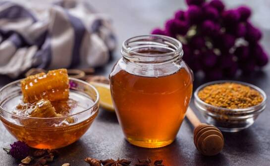 Jak miód z spiruliną może stać się wyjątkowym elementem składziku prezentów?