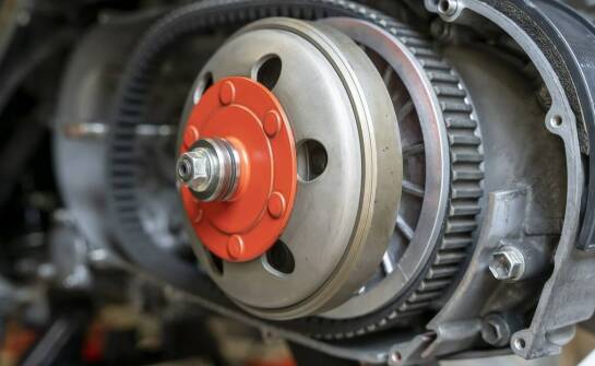 Jak wyważanie zamachowych kół wpływa na wydajność napędowych systemów?