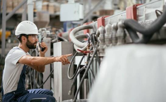 Serwis przemysłowych maszyn: klucz do zwiększenia żywotności urządzeń