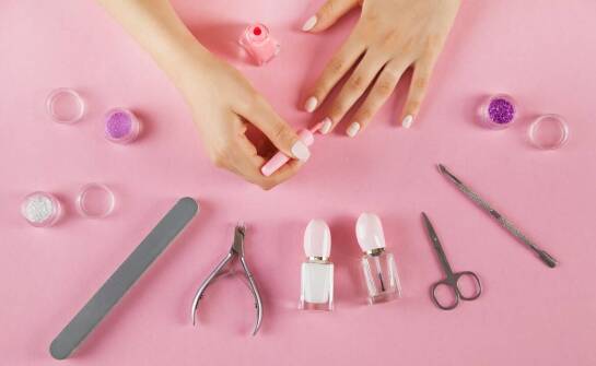 Jakie narzędzia do stylizacji paznokci można znaleźć w online drogerii?