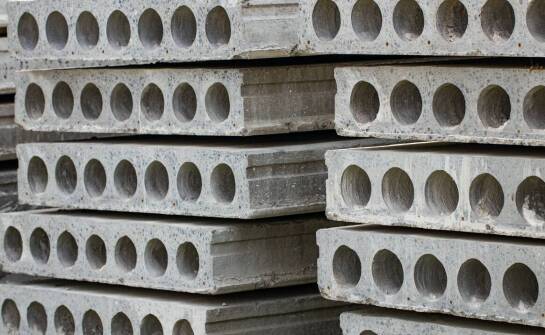 Przewaga betonowych żerdzi nad innymi materiałami w budownictwie energetycznym