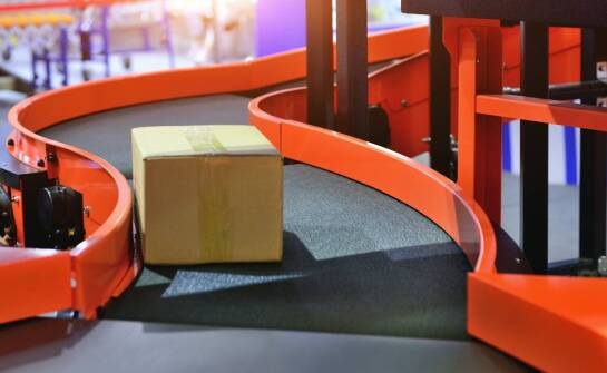 Wpływ rolkowych przenośników na szybkość realizacji zamówień