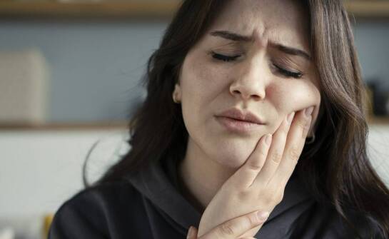 Boli ząb, ósemka czy ropień – czy to już przypadek dla stomatologa chirurga?