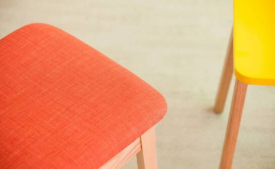 Najnowsze trendy w personalizacji drewnianych krzeseł: co jest teraz na topie?