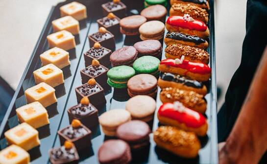 Jakie cukiernicze półprodukty wybrać do produkcji pralin?