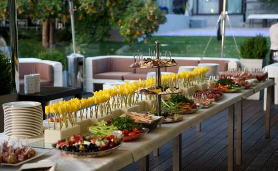 Eventowe meble jako kluczowy element dekoracyjny w wypożyczanych namiotach