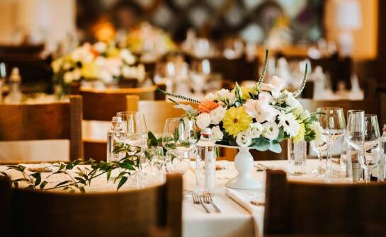 Wpływ sezonu na koszty organizacji stypy w restauracji