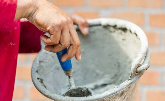 Jakie właściwości podsypek cementowo-piaskowych wpływają na ich zastosowanie?