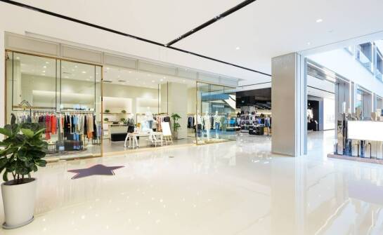 Zalety stosowania polerowanego betonu w przestrzeniach komercyjnych