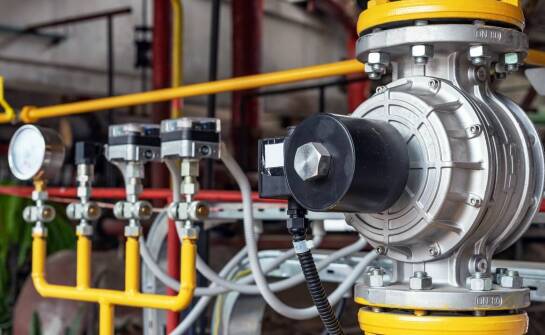 Kluczowe aspekty instalacji przemysłowych maszyn - co warto wiedzieć?