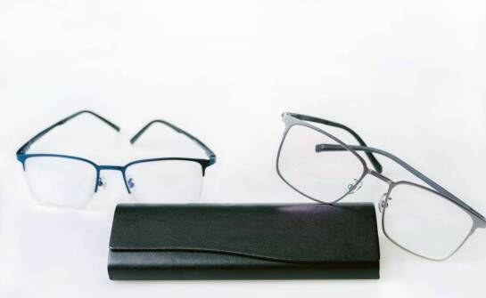 Jakie są różnice między dwuogniskowymi okularami a progresywnymi?