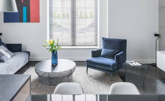 Kolor melange w plisowanych roletach – modny dodatek do nowoczesnego salonu