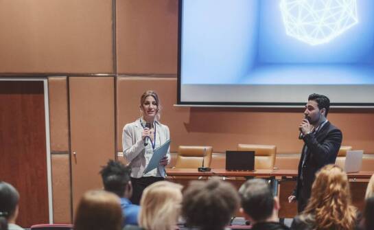 Tłumaczenia ustne a przysięgłe: różnice w zastosowaniu i wycenie