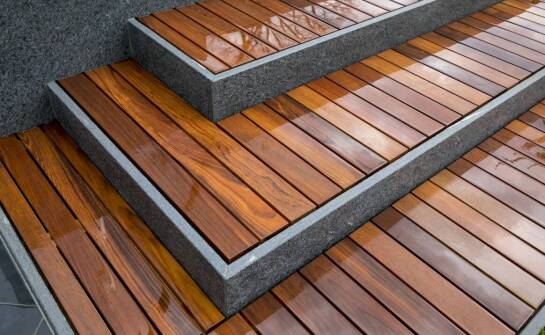 Jak impregnacja drewna wpływa na jego odporność w warunkach atmosferycznych?