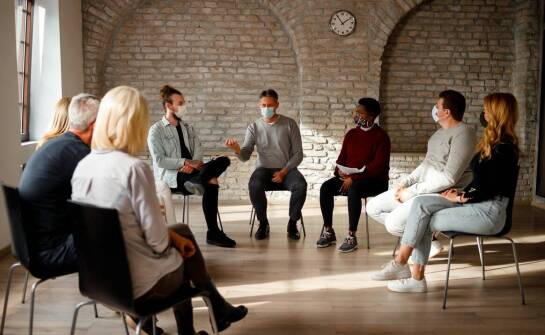 W jaki sposób systemowo-narracyjna konwencja wspiera proces stacjonarnej terapii uzależnień?